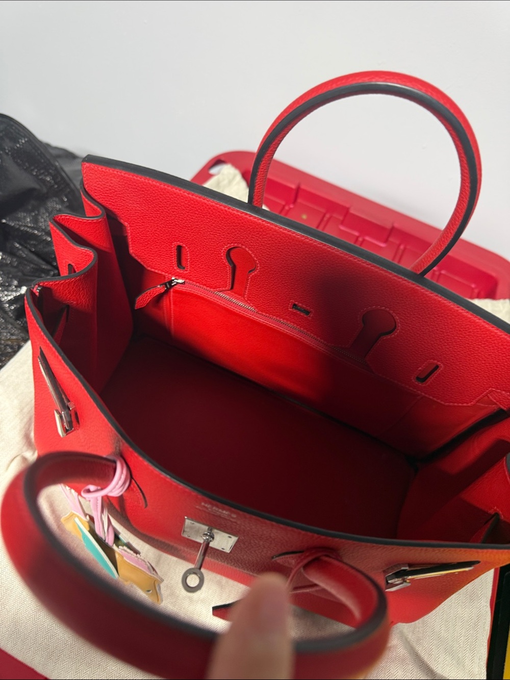 Red Leather Tote Bag with Charm Size 35 - Picture 4 of 7